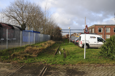 900514 Gezicht op het spoor naar de wisselbouwwerkplaats van Voestalpine WBN (2e Daalsedijk 14) te Utrecht, vanaf het ...